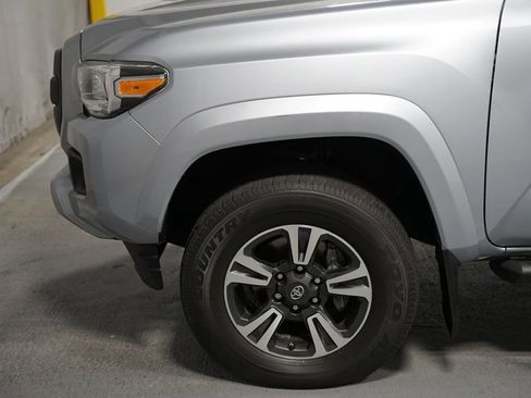 Used 2019 Toyota Tacoma TRD Sport AWD/4WD image 5
