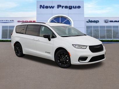 New 2025 Chrysler Pacifica Select w/ Fav Edition Package