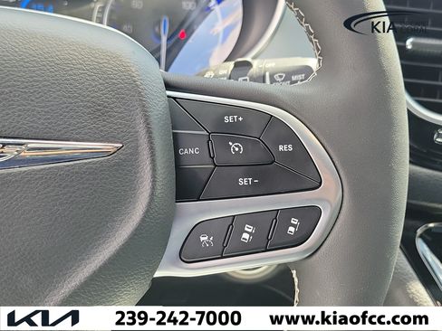 Used 2026 Chrysler Pacifica Limited FWD image 27