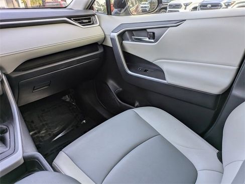 Used 2021 Toyota RAV4 XLE Premium image 16