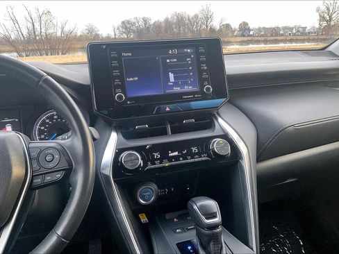 Used 2021 Toyota Venza LE image 6