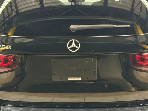 Used 2021 Mercedes-Benz GLB 250 4MATIC w/ Premium Package image 11