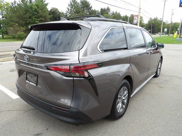 Used 2022 Toyota Sienna XLE FWD image 5