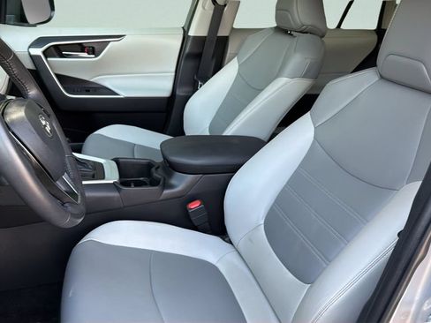 Used 2022 Toyota RAV4 XLE Premium FWD image 31