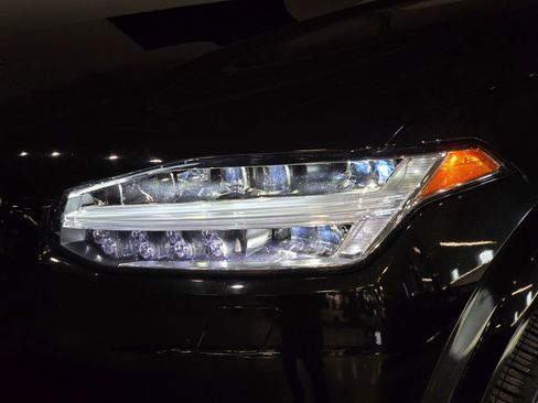 Used 2022 Volvo XC90 T6 Momentum w/ Advanced Package image 12