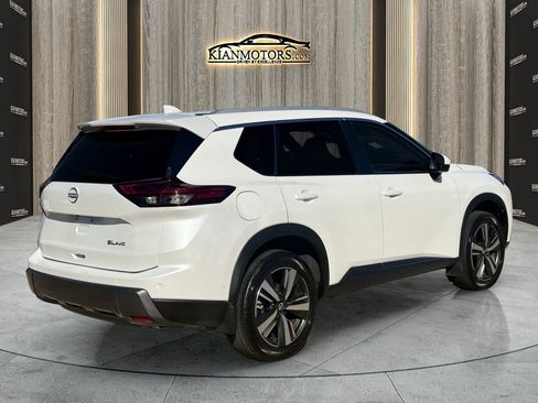 Used 2024 Nissan Rogue SL w/ SL Premium Package image 11