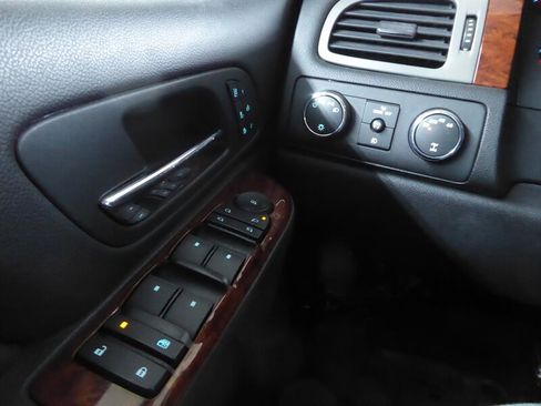 Used 2013 Chevrolet Avalanche LTZ image 14