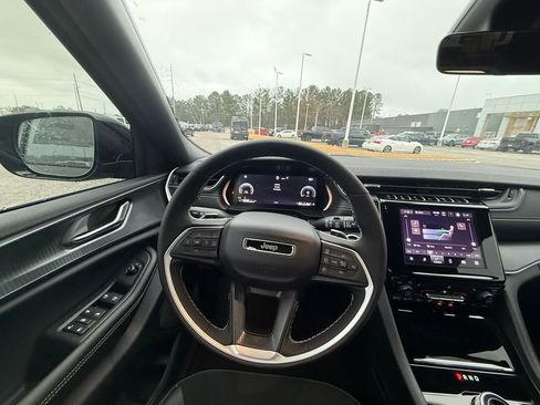 New 2025 Jeep Grand Cherokee Altitude image 14