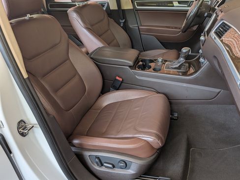 Used 2014 Volkswagen Touareg Executive AWD/4WD image 23
