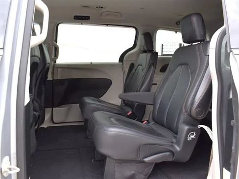 Used 2018 Chrysler Pacifica Touring-L FWD image 25