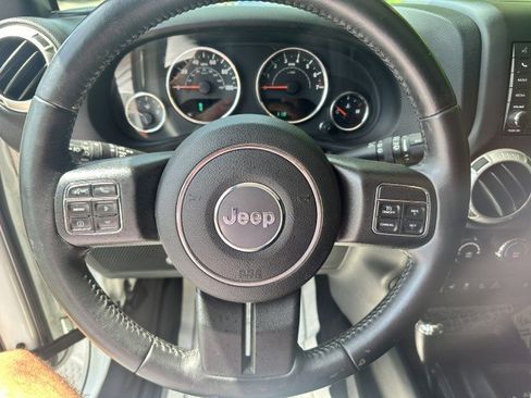 Used 2017 Jeep Wrangler Unlimited Sahara w/ Connectivity Group AWD/4WD image 12