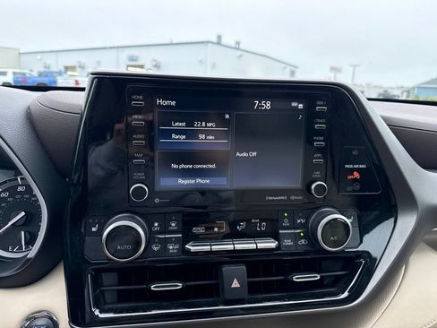 Used 2022 Toyota Highlander XLE AWD/4WD image 13