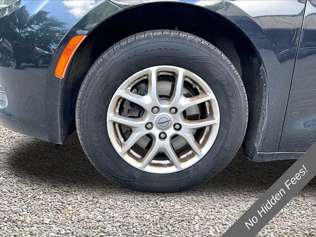 Used 2022 Chrysler Voyager LX FWD image 8