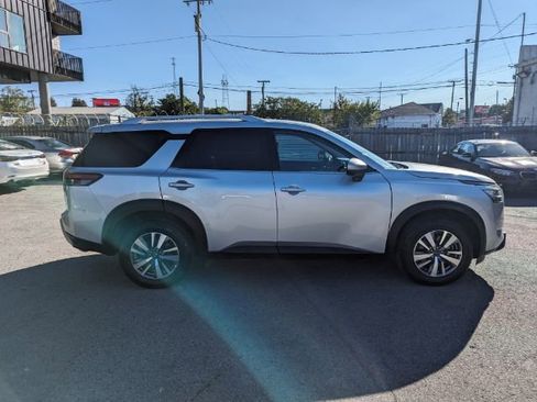 Used 2023 Nissan Pathfinder SL AWD/4WD image 6