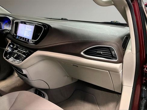 Used 2021 Chrysler Pacifica Touring image 26