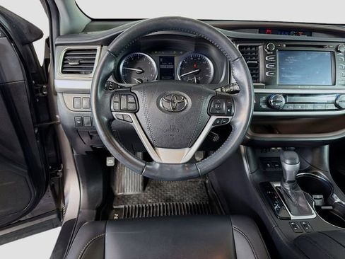 Used 2019 Toyota Highlander XLE AWD/4WD image 22
