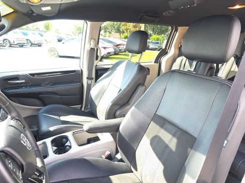 Used 2019 Dodge Grand Caravan SXT FWD image 5