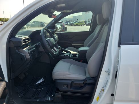 Certified 2025 Toyota Tacoma SR5 AWD/4WD image 19