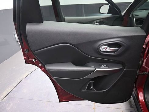 Used 2020 Jeep Cherokee Latitude Lux w/ Comfort/Convenience Group image 37