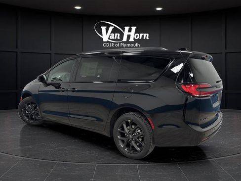 New 2026 Chrysler Pacifica Select image 3