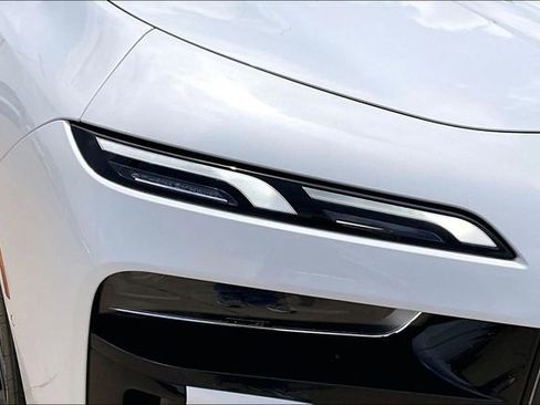 Used 2025 BMW 740i xDrive image 31