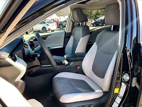 Used 2022 Toyota RAV4 XLE image 10