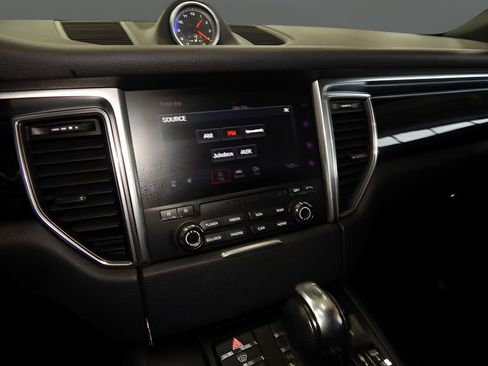 Used 2018 Porsche Macan Sport Edition image 26