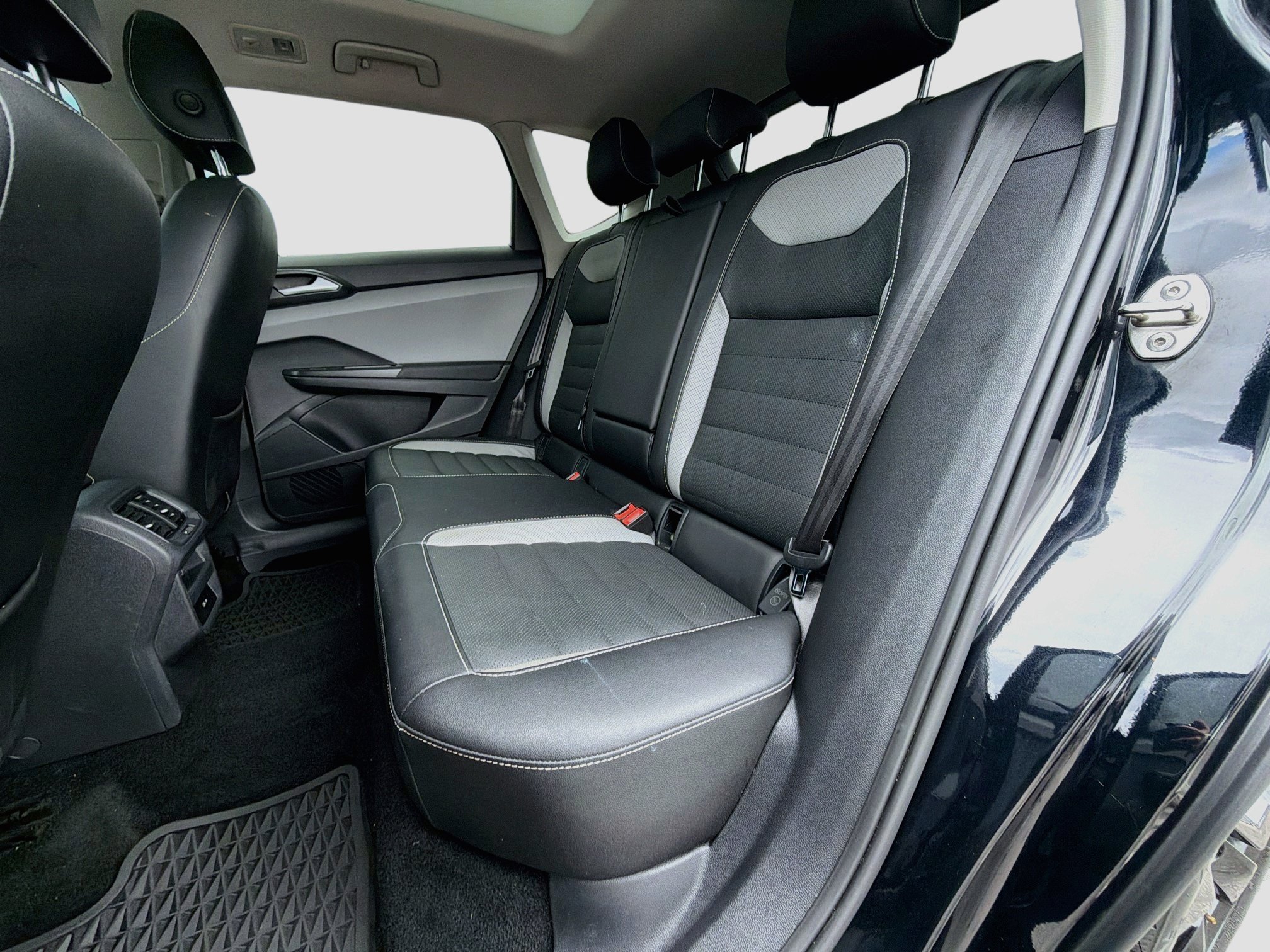 Used 2022 Volkswagen Taos SEL w/ Panoramic Sunroof Package FWD image 20