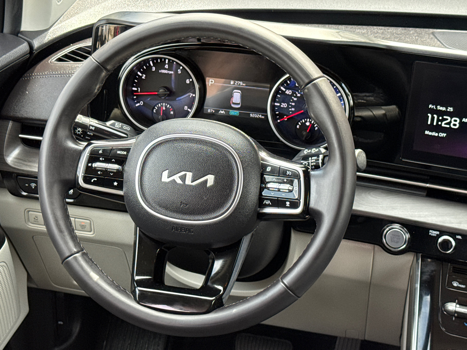 Used 2023 Kia Carnival EX FWD image 14
