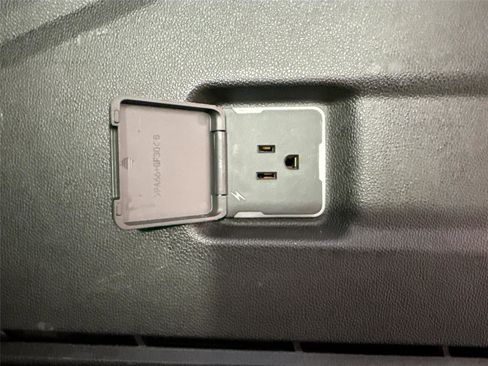 Used 2024 GMC Yukon XL SLT image 37