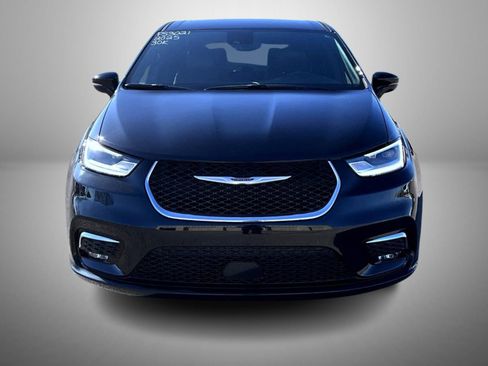 Certified 2025 Chrysler Pacifica Select image 2