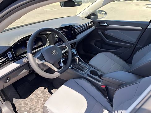 Used 2025 Volkswagen Jetta SE w/ Sunroof Package FWD image 17