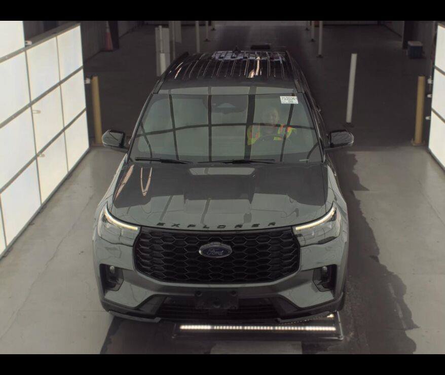 Used 2025 Ford Explorer ST-Line w/ ST-Line Street Pack AWD/4WD image 7