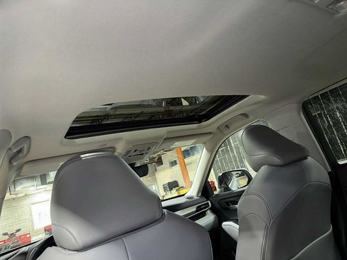 Used 2021 Toyota Highlander XLE AWD/4WD image 25