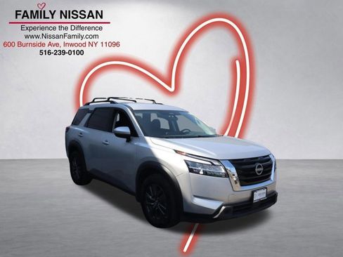 Certified 2022 Nissan Pathfinder SV image 1