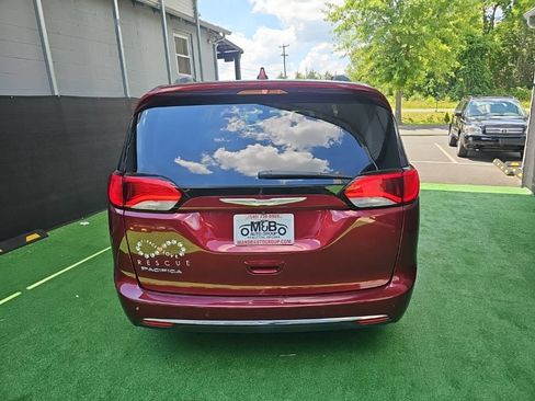 Used 2017 Chrysler Pacifica Touring-L Plus w/ Tire & Wheel Group FWD image 5