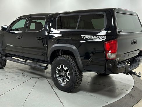 Used 2017 Toyota Tacoma TRD Off-Road w/ Premium & Technology Package image 7