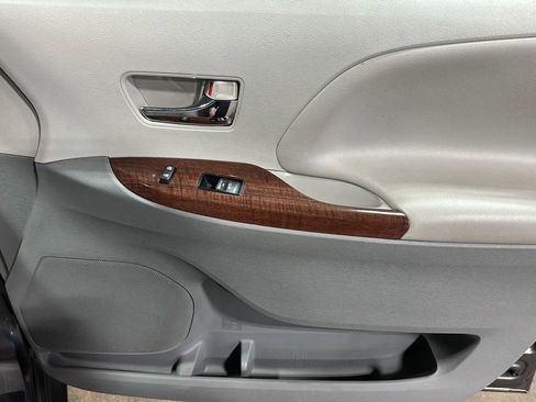 Used 2014 Toyota Sienna XLE image 21