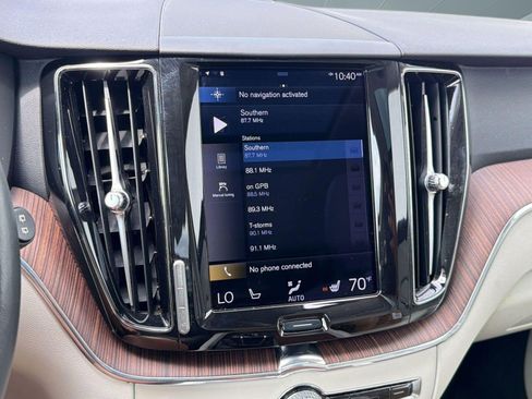 Used 2021 Volvo XC60 T5 Momentum w/ Climate Package image 21