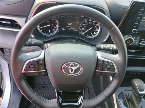 Used 2021 Toyota Highlander XLE image 12
