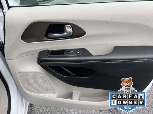 Used 2023 Chrysler Voyager LX image 20