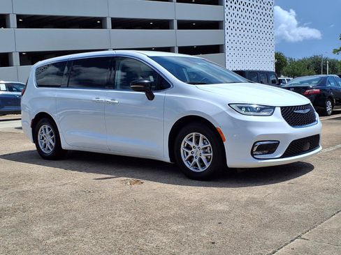 Used 2024 Chrysler Pacifica Touring-L FWD image 2