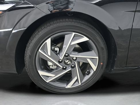 Certified 2025 Hyundai Elantra Limited FWD image 9