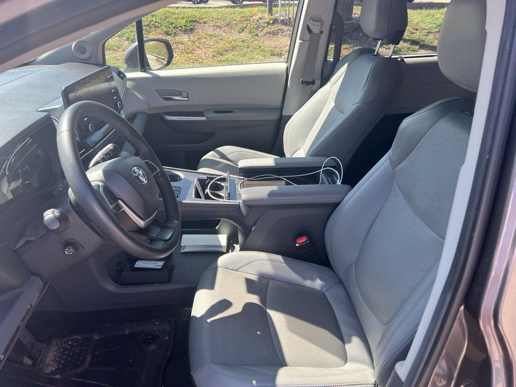 Used 2024 Toyota Sienna Limited FWD image 4