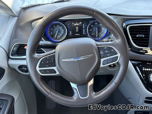 Used 2019 Chrysler Pacifica Touring-L image 30