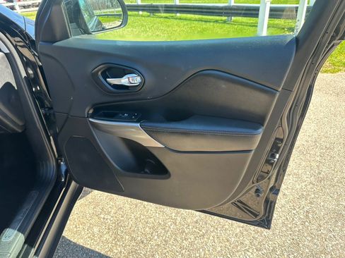 Used 2019 Jeep Cherokee Limited image 10