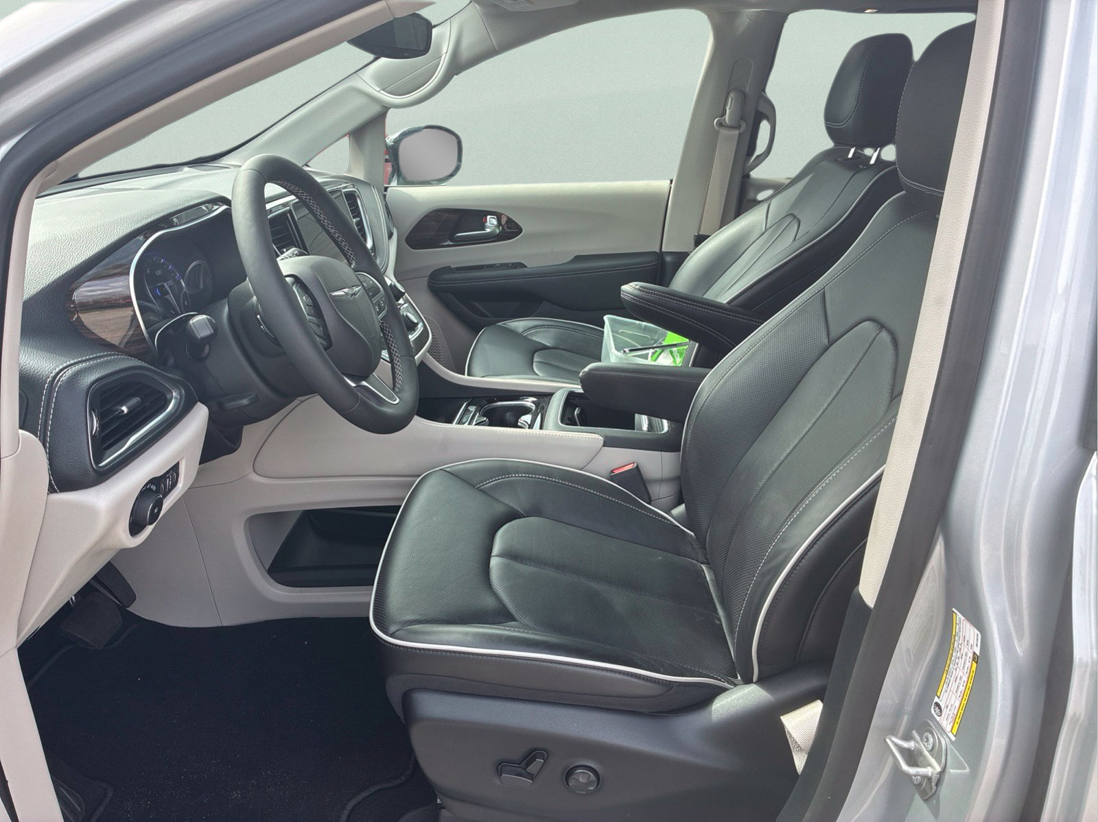 Certified 2024 Chrysler Pacifica Limited AWD/4WD image 9