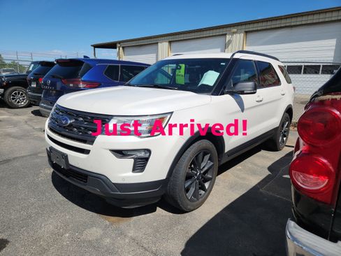Used 2018 Ford Explorer XLT w/ Equipment Group 202A AWD/4WD image 4