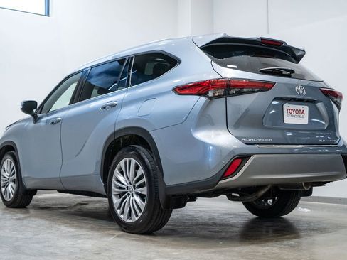 Certified 2021 Toyota Highlander Platinum image 7
