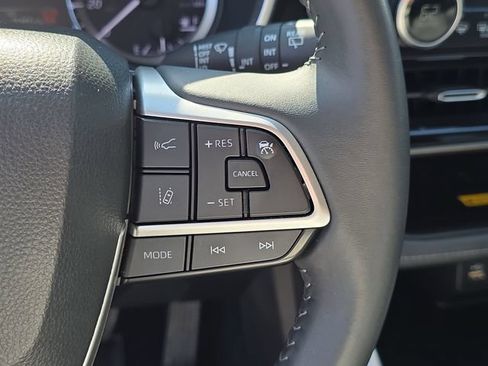 Used 2024 Toyota Highlander XLE AWD/4WD image 34